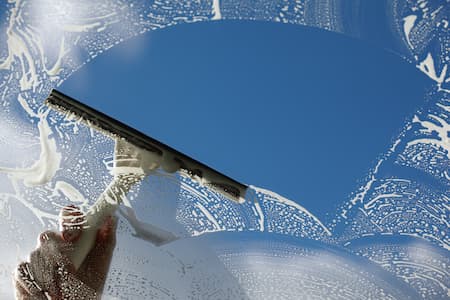 Cleaning windows the safe way